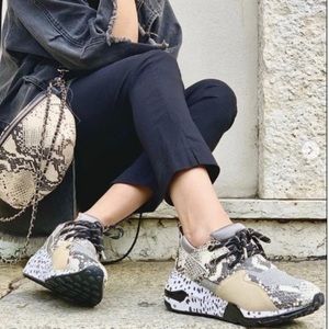 LIKE NEW STEVE MADDEN CLIFF SNEAKERS